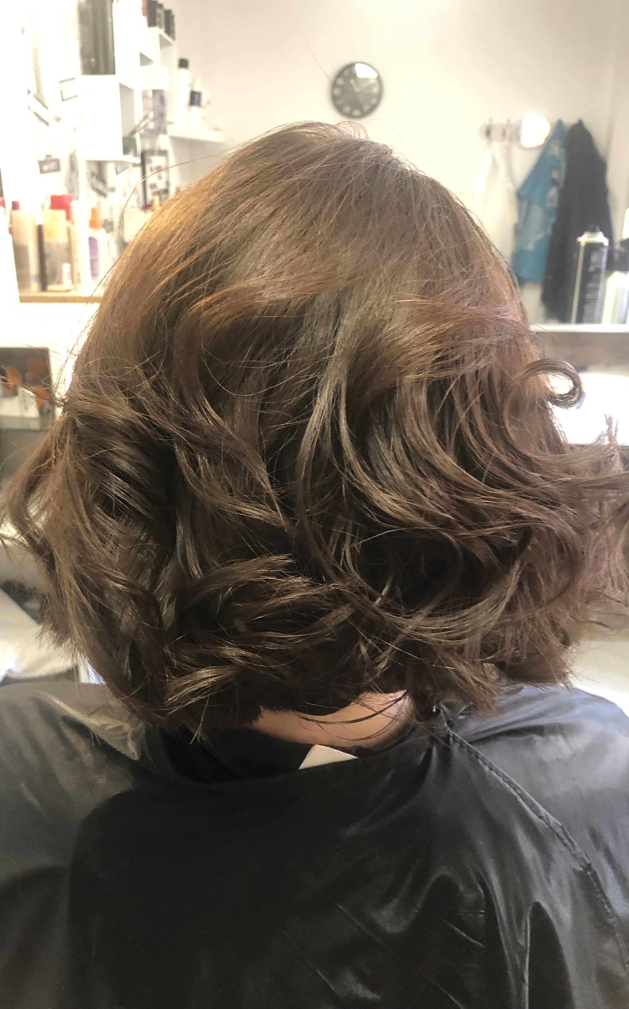 Golvende bob in warm bruin, van achteren